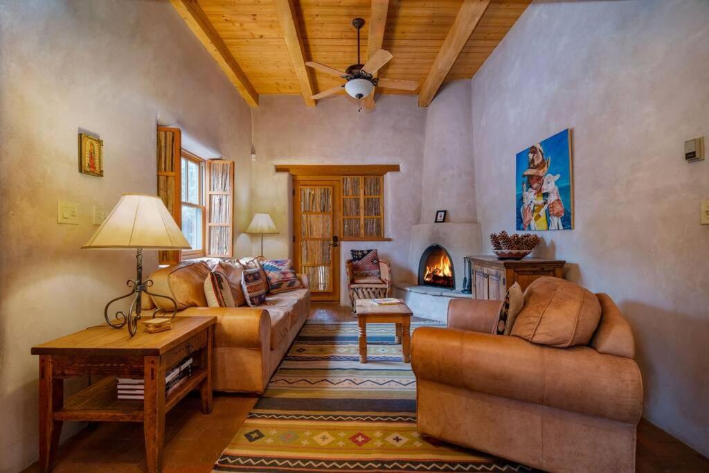 Casa Buena Suerte- Near Plaza- Quiet- Patio- 2 Br Holiday home Santa Fe
